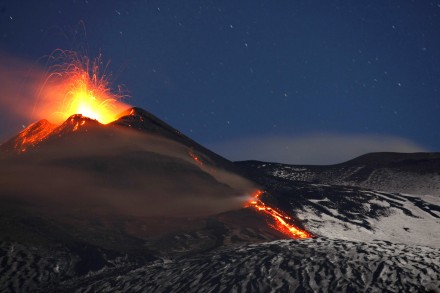 L'eruzione dell'Etna invade di cenere alcune città 